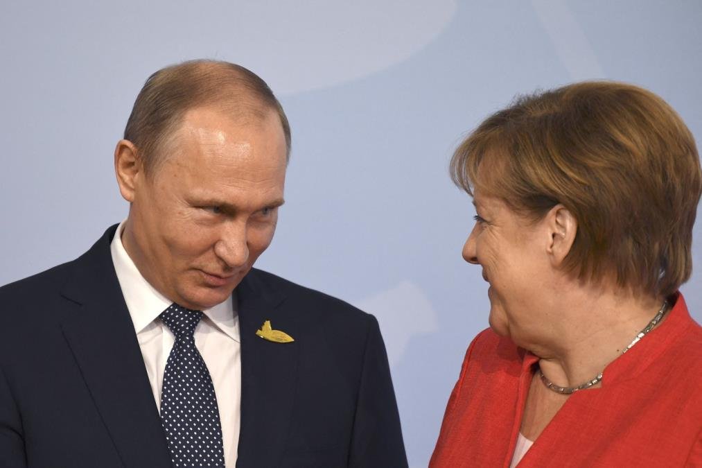 "BILA BI GREŠKA DA POTCENJUJEMO PUTINA, ALI I SAME SEBE" Angela Merkel kaže da EU mora da se uključi u pregovore o okončanju rata u Ukrajini (FOTO)