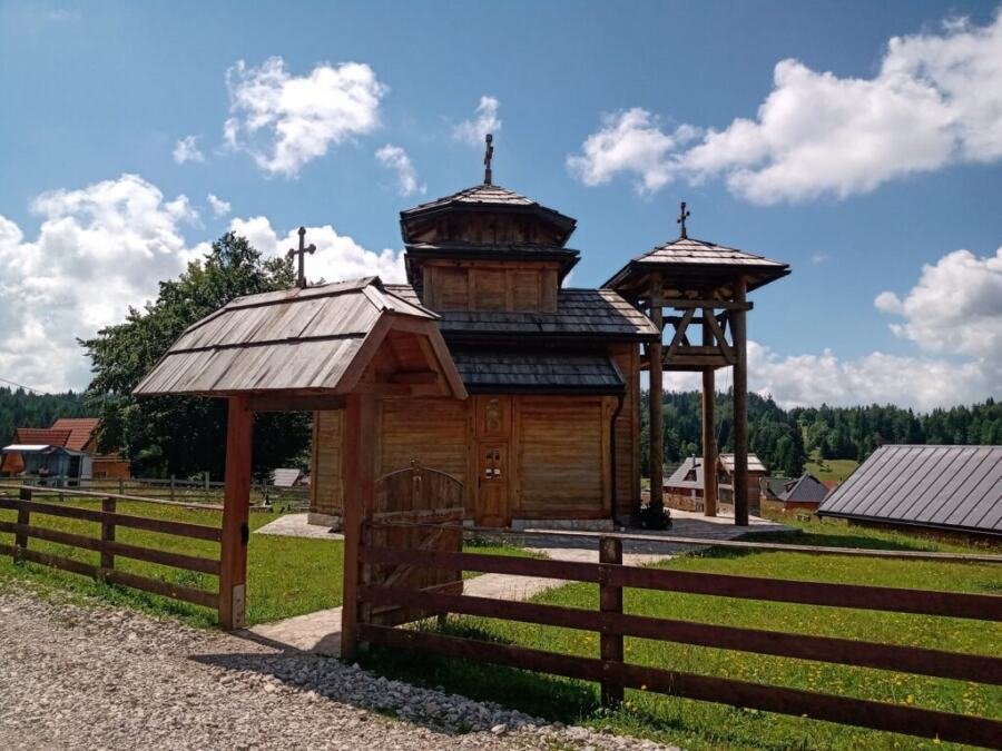 U OVOJ CRKVICI NA TARI NEMA NIKOG DA PRODA SVEĆU: Ni da uzme novac za nju, sve je na savesti onog ko u nju uđe, a podigao ju je ovaj poznati političar (FOTO)