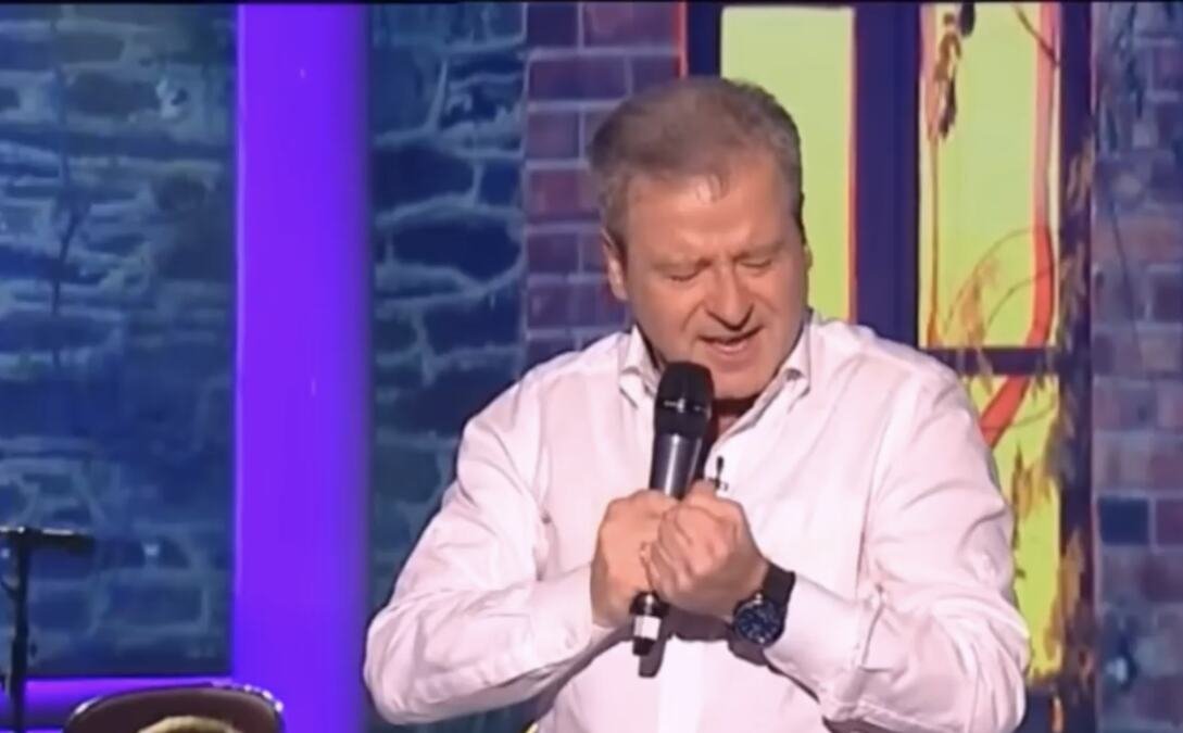 LEGENDARNI PEVAČ ZAVRŠIO U BOLNICI! Primljen zbog problema sa srcem: Višednevna borba