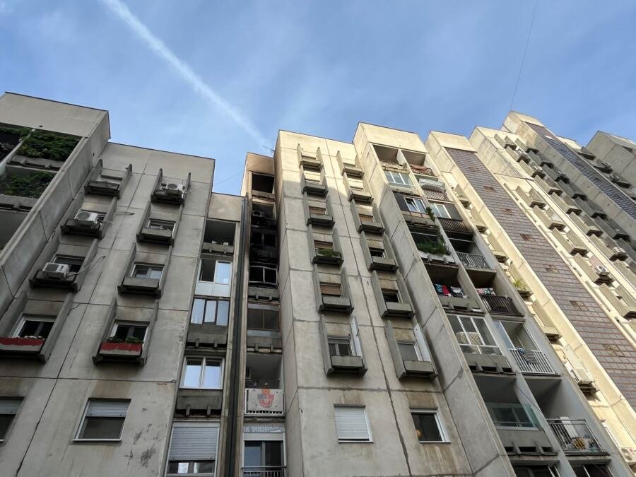 POŽAR NA NOVOM BEOGRADU ZBOG TELEFONA NA PUNJAČU? Električar upozorio šta nikako ne smete da radite: "Ako se OVO desi, odmah reagujte!"