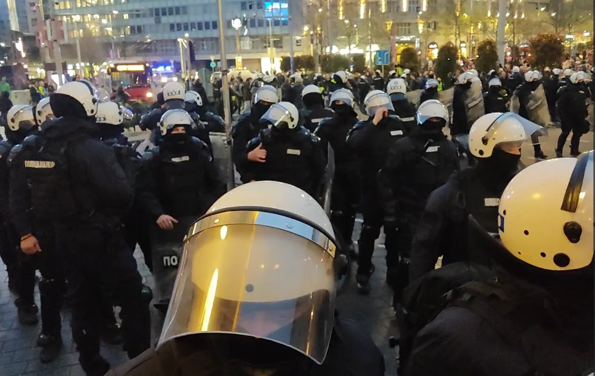 "Produži ili će se završiti na teži način": Bahato ponašanje policajca na Vračaru na pitanje "da li biju studente"