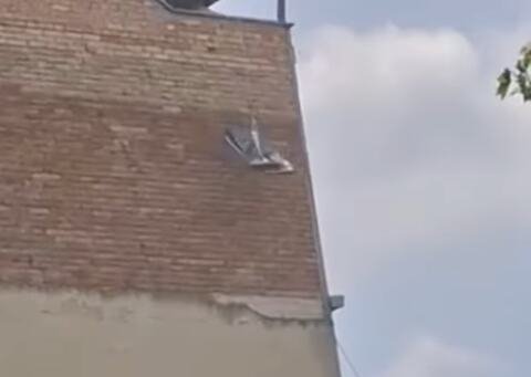 NOVOSAĐANI U ČUDU: Šut sa vrha zgrade pada direkt na ulicu, a na samo 50 metara odatle je i dečje igralište?! (VIDEO)