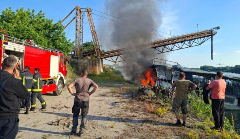 ZAPALIO SE BROD NASUKAN U APATINU: Vatrogasci se bore sa vatrenom stihijom (FOTO)