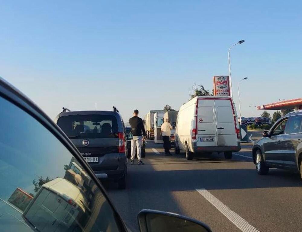 PREVRNUO SE ŠLEPER NA AUTO-PUTU SUBOTICA-NOVI SAD: Blokiran saobraćaj, stvaraju se ogromne kolone (FOTO)