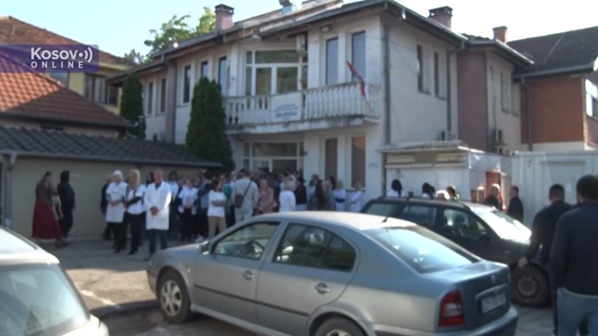 PROTEST U GRAČANICI ZBOG HAPŠENJA, SVI ZAPOSLENI IZAŠLI ISPRED DOMA ZDRAVLJA Petković: Rašić pokazao koliki je sluga Prištine i Kurtija, da ima obraz kao đon