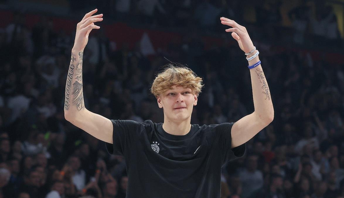 ZVANIČNO - MIKA MURINEN POTPISAO! Evo gde Finac nastavlja karijeru, slikao se i predstavljen je u novom dresu! (FOTO)