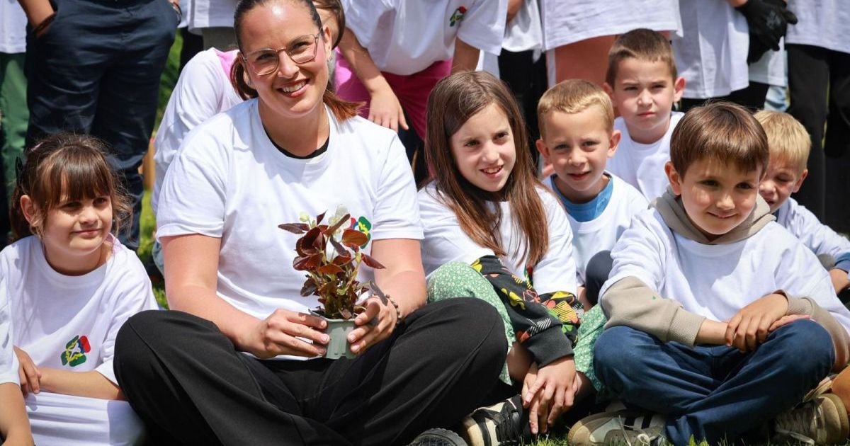 Sara Pavkov u Leliću kod Valjeva sa mladima u ekološkoj akciji: Priroda ima budućnost kada je zajedno čuvamo