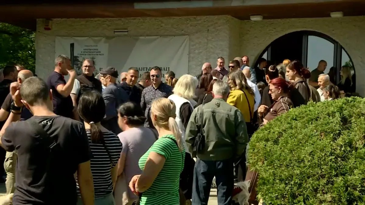 Skupštinska sednica u Aranđelovcu, bira se predsednik opštine: Okupljeni studenti i pristalice SNS