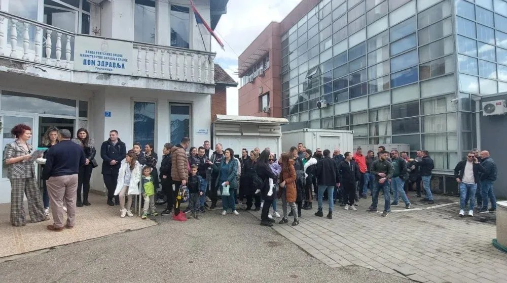 Zaposleni u Domu zdravlja Gračanica obustavili rad na jedan sat kao vid protesta zbog privođenje direktorke te ustanove