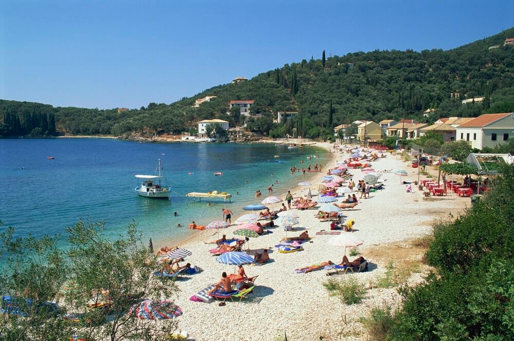 "Ove krevete bolje da poređate još malo napred" Snimak sa grčke plaže Srbe ostavio bez reči - komentari pljuše