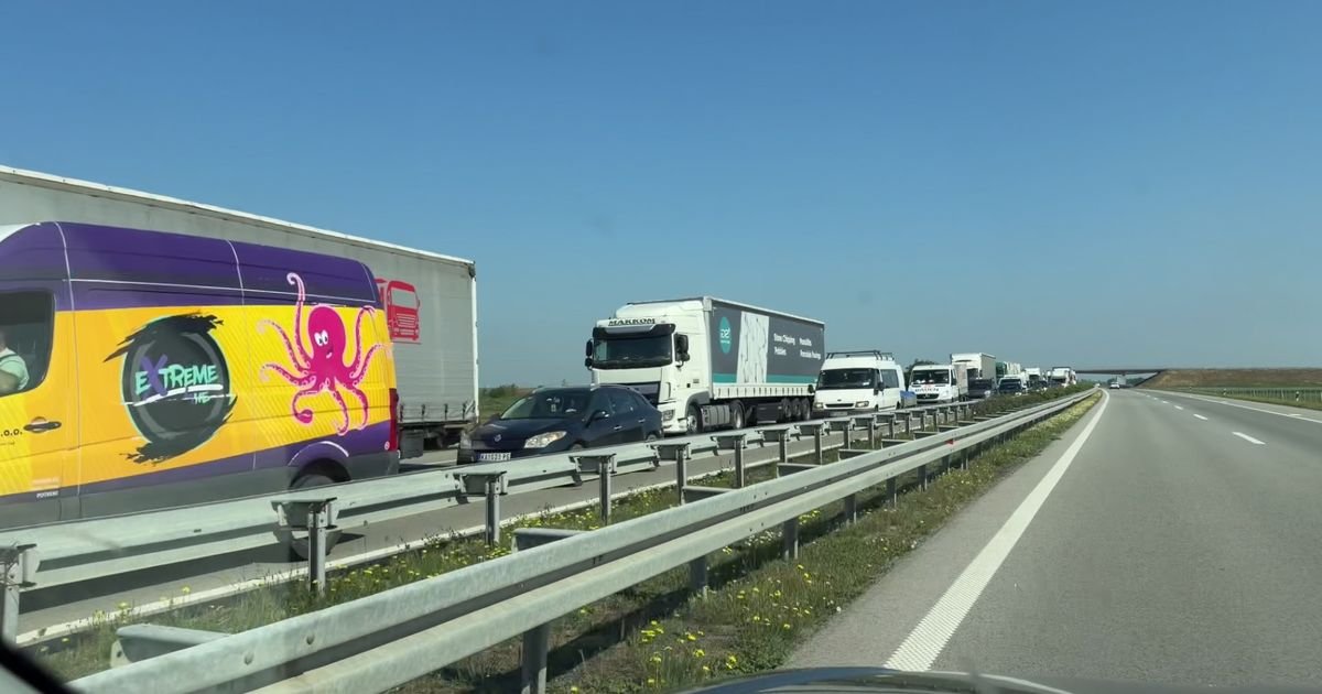 Kilometers-long column of vehicles forms on highway, horrific traffic jam after truck overturns near Novi Sad