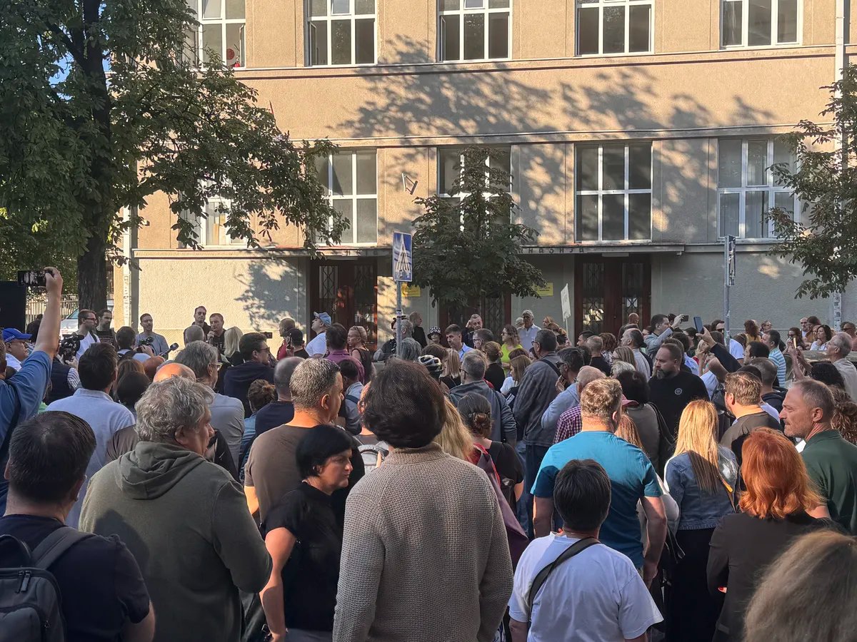Bivši đaci Pete gimnazije tražili da odobrenje za fotografisanje u školi za proslavu 50 godina mature: Direktor ih odbio, u dopisu mnogo grešaka