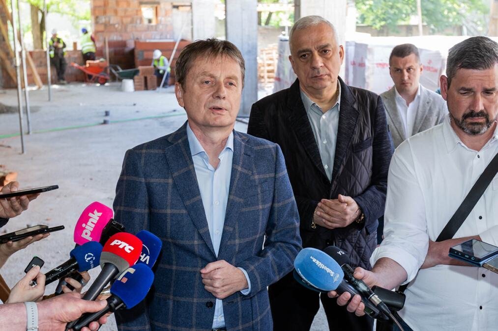Gradonačelnik Bakić i ministar Glišić obišli radove u subotičkoj OŠ „Đuro Salaj“