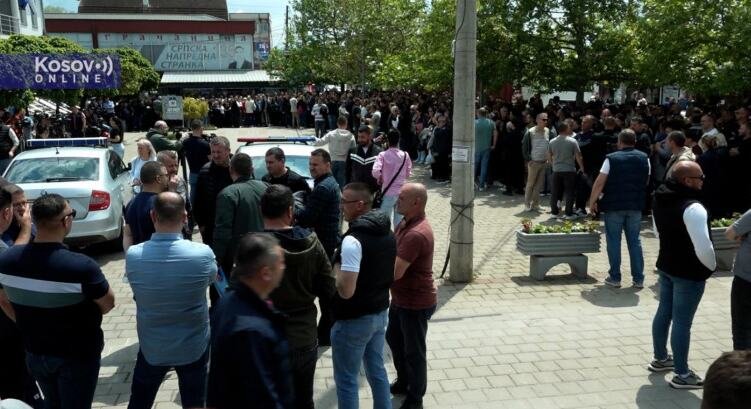 "NIKAD TEŽE, ALI NIKAD LEPŠE BITI SRBIN NA KOSOVU! SRPSKI NAROD ĆE ODABRATI PRAVU STRANU: Veliki skup podrške uhapšenima u Gračanici (VIDEO)