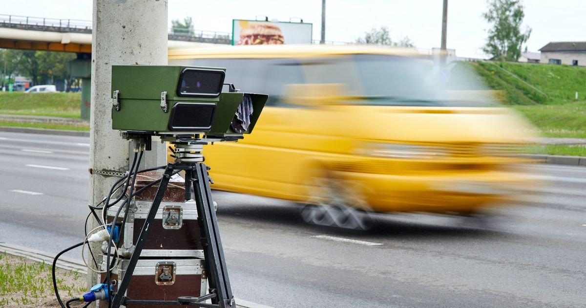 Opel Astra "jurila" 696 km/h kroz naselje?! Policija priznala grešku, ali je vozač ipak kažnjen