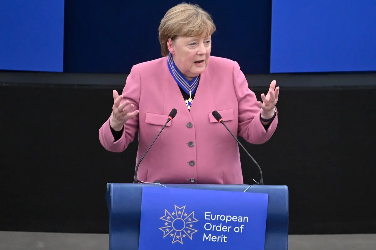 Fajnenšel tajms: Angela Merkel i Mario Dragi mogući pregovarači EU sa Putinom