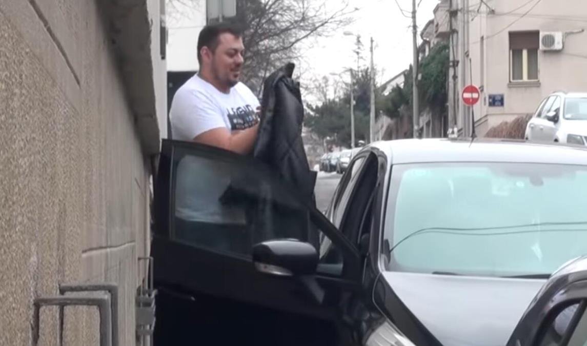 POLICIJA MU PISALA KAZNU OD ŠEST CIFARA: Sloba Vasić izbačen sa leta i smešten u Lazu, a ovo mu nije prvi ispad: Ovako se pravdao za DIVLJANJE NA PUTU...