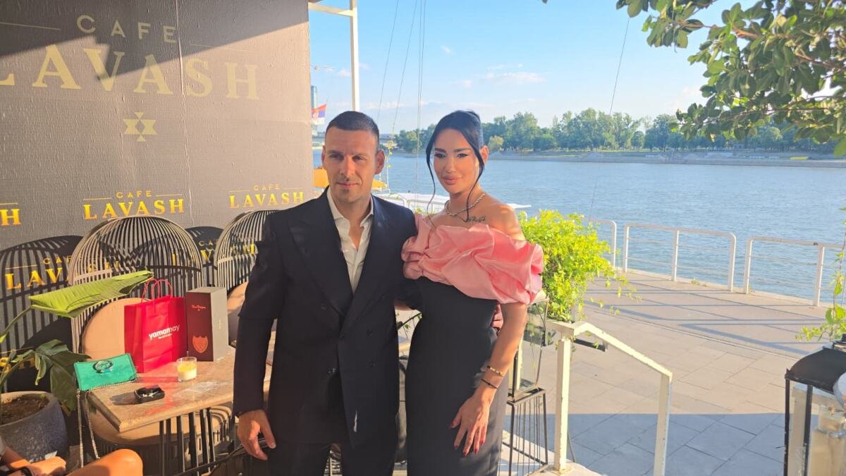 (FOTO+VIDEO) KAĆA ZA ROĐENDAN DOBILA ZLATNU NARUKVICU OD MUŠKARCA KOJI NIJE NJEN SUPRUG: Ono što je ugravirano na zlatu iznenadilo sve