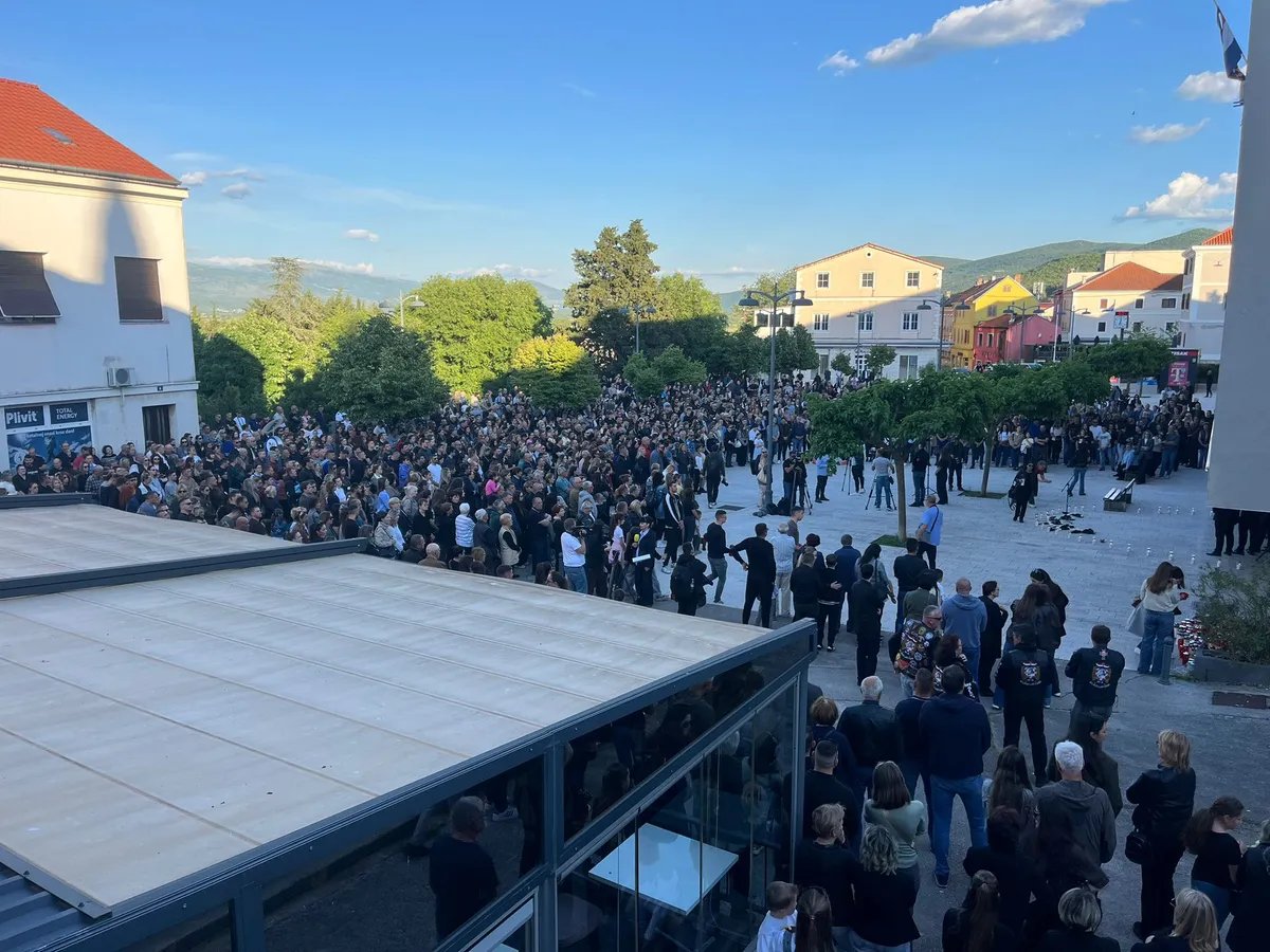 Protest i tuga u Drnišu: Građani na ulici zbog ubistva maturanta