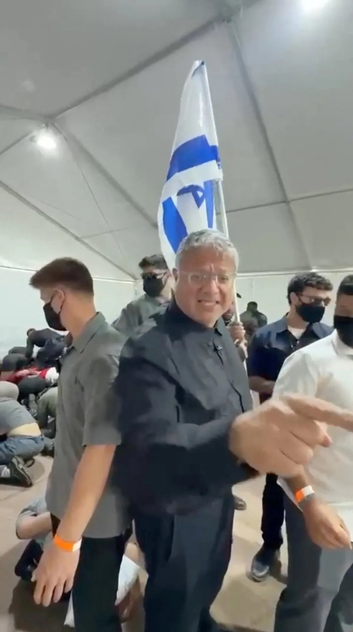Izraelski ministar ismevao aktiviste flotile za Gazu dok kleče sa vezanim rukama (VIDEO)
