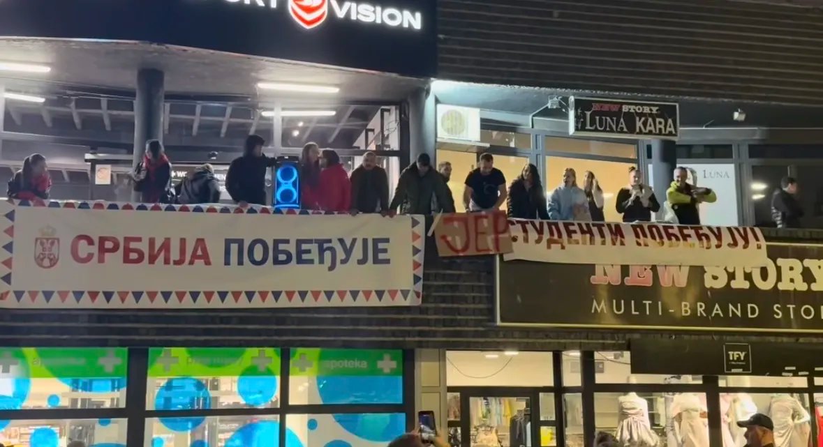 VIDEO Tenzije na Trgu u Užicu: Policija sprečava studente i građane da razviju transparent "Studenti pobeđuju"