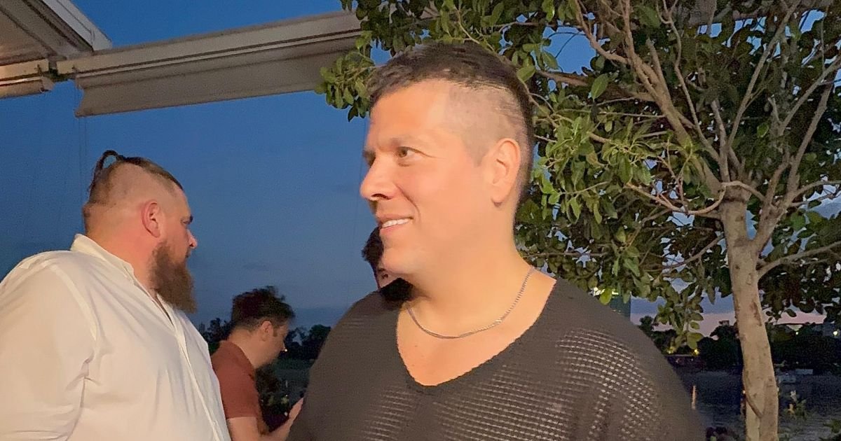 "Gde si pošao takav?" Sloba u providnoj majici stigao na slavlje, napucao mišiće! Jelena ga ovako "sasekla"