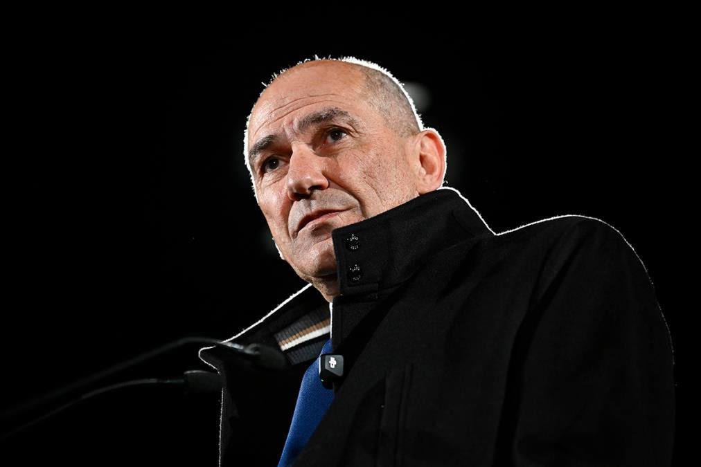 POLITIČKI ZEMLJOTRES U SLOVENIJI! Veliki povratak Janeza Janše: Po ČETVRTI PUT će sesti na tron, levica gubi vlast u glasanju veka?!