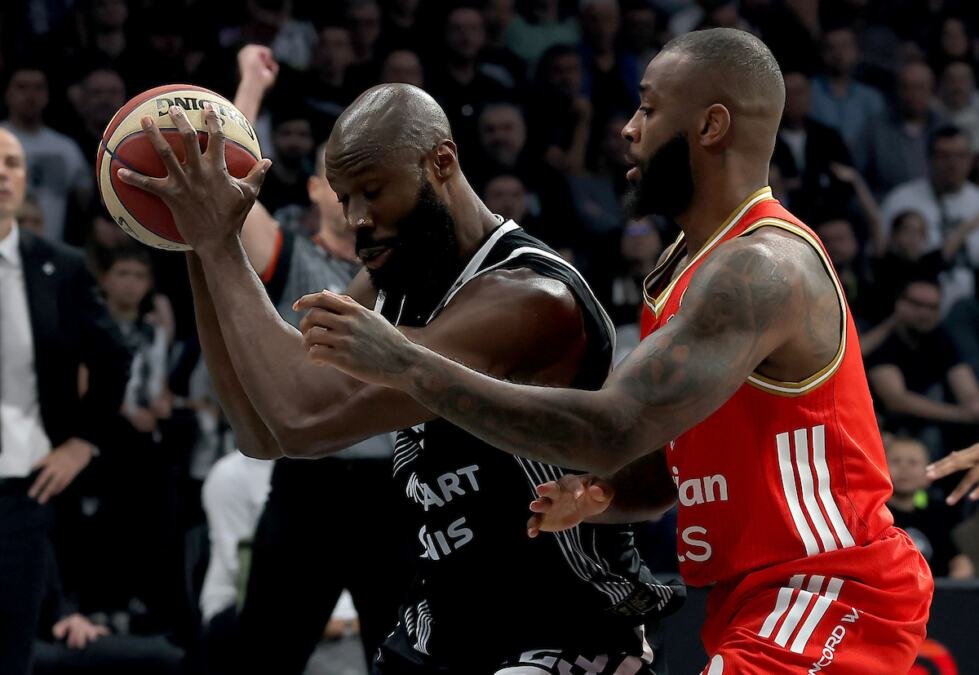 ŠTA KAŽU KLADIONICE PRED VEČERAŠNJI SPEKTAKL?! Crvena zvezda dočekuje Partizan, jedan tim je apsolutni favorit!