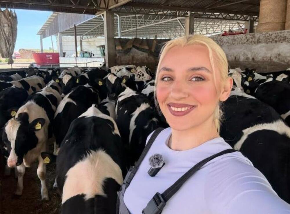 SOFIJA IZ BAČKE PALANKE SE RAZVELA ZBOG KRAVA: Najlepša srpska farmerka je u štali uvek TIP-TOP SREĐENA!