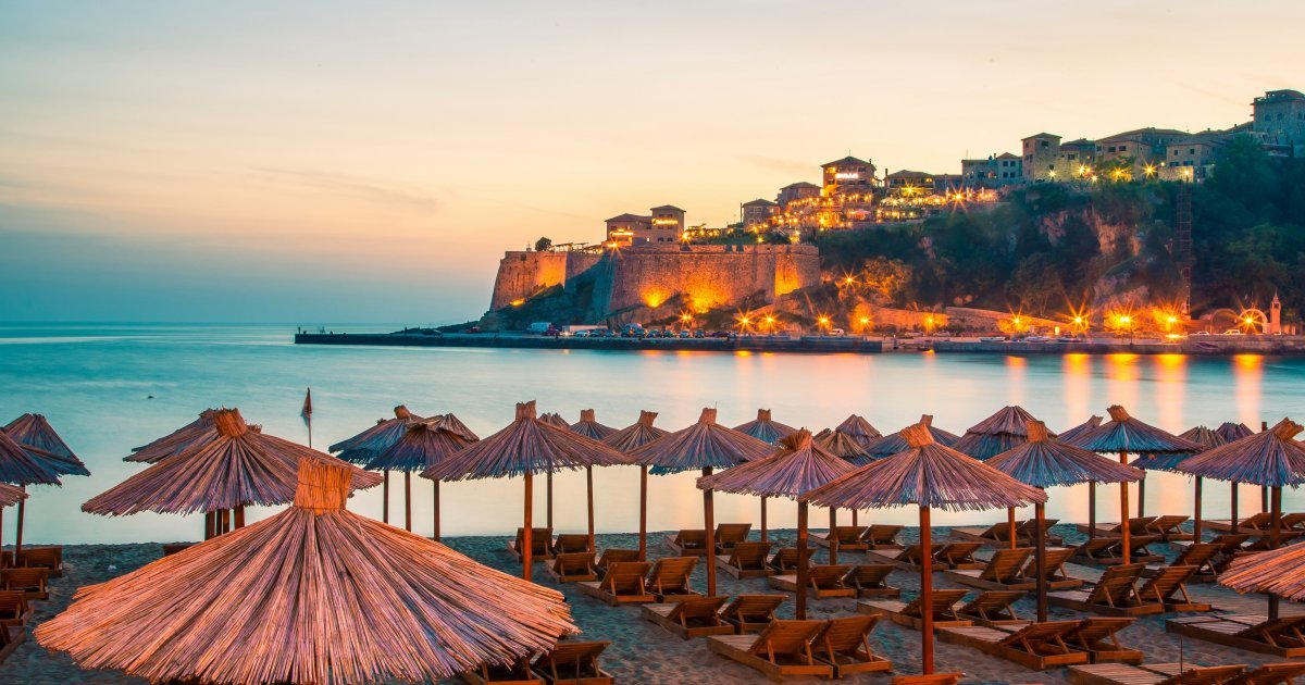 Paprene kazne ovog leta u Crnoj Gori: Evo koliko ćete platiti ako vas van plaže zateknu u kupaćem!