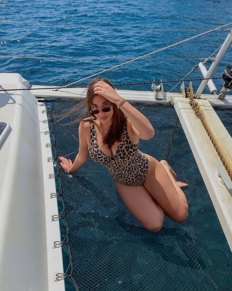 KOSA SVE DO ZADNJICE, A U RUCI KOKTEL Ćerka Zdravka Čolića se baškari na plaži: Una pokazuje pogled od kog nestaje dah (FOTO)