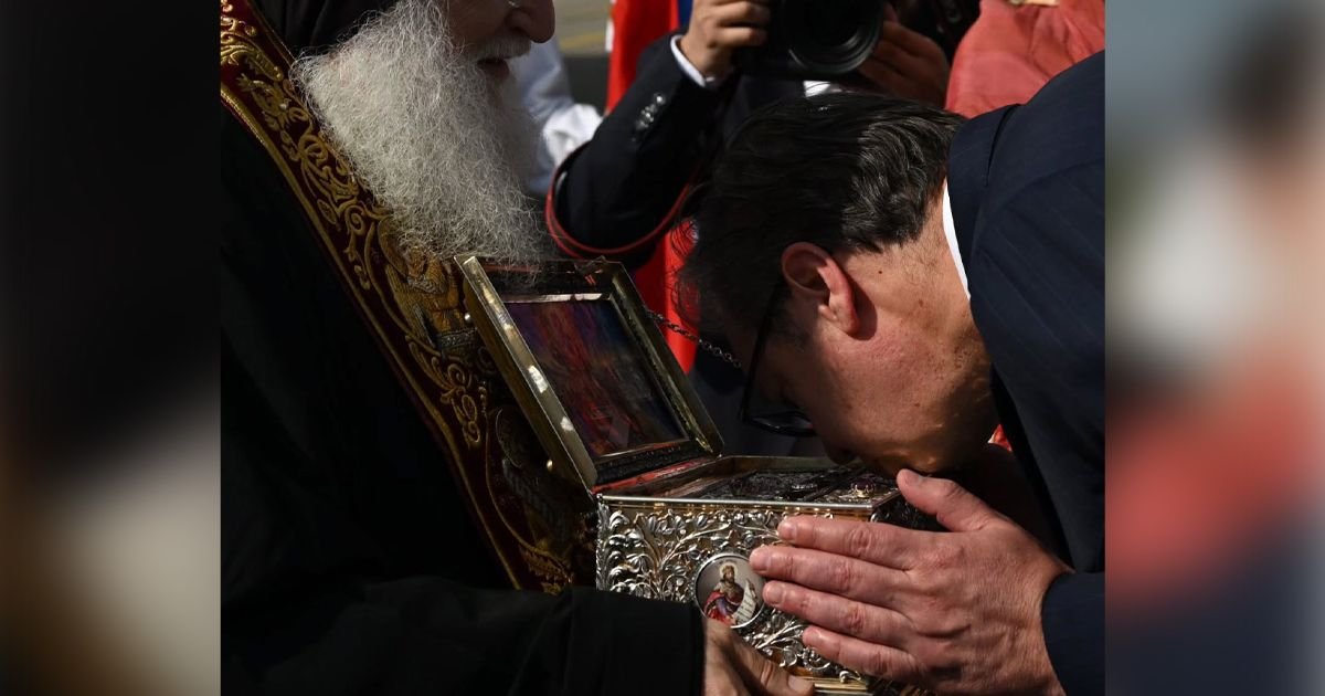 President Vucic welcomes Theotokos relic at Belgrade airport