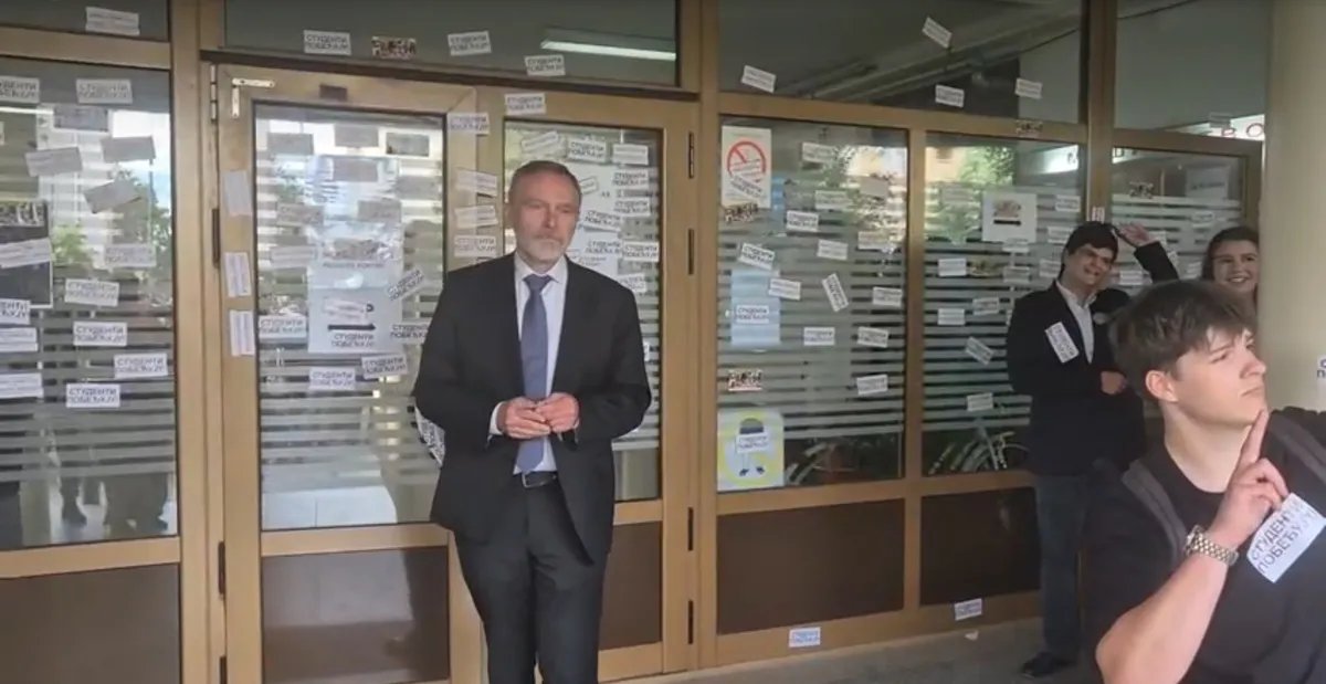 Roditelji učenika Jovine gimnazije: Direktor već dve nedelje ne drži svoje časove, maturanti bez zaključenih ocena