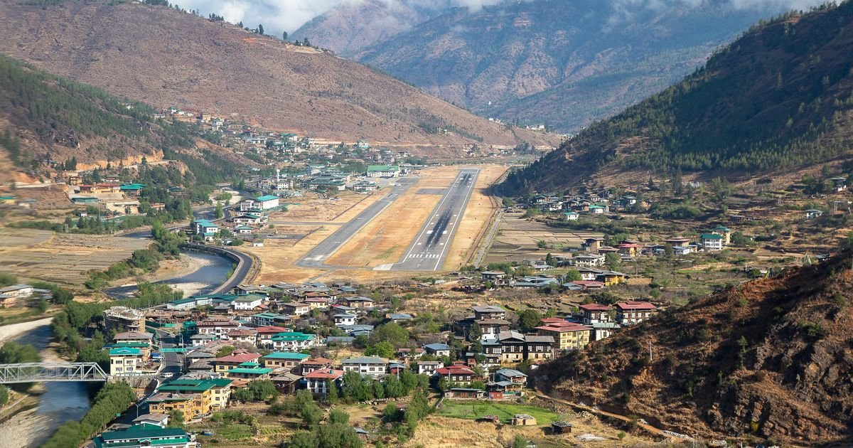 OKRUŽEN "ZIDOVIMA" OD KAMENA Svega 50 pilota može da sleti na ovaj aerodrom, snimak oduzima dah!