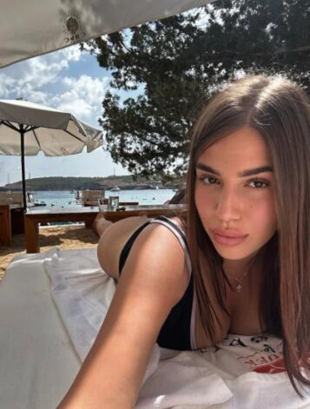 ĆERKA ZDRAVKA ČOLIĆA SE BAŠ, ALI BAŠ OPUSTILA NA PLAŽI Kosa joj je skroz do zadnjice, a u ruci piće: UNA POKAZALA..