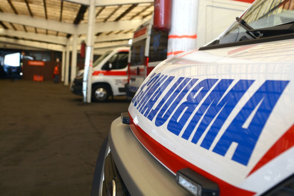 KOD HRAMA SVETOG SAVE ŽENI POZLILO, PA PALA PORED TRAMVAJA: Hitno prevezena u Urgentni centar