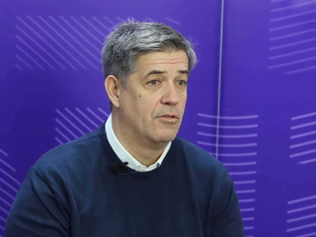 "Vučić ministru Bratini nije zabranio samo da govori u javnosti, nego mu je zabranio i da putuje u inostranstvo"