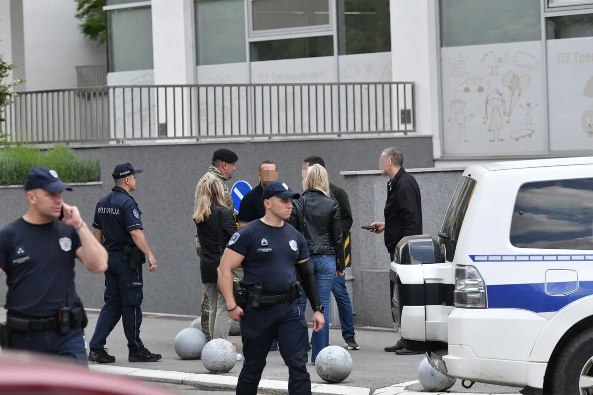 Prve fotografije sa mesta pucnjave na Novom Beogradu: Policija ispred lokala u kojem je ranjen vlasnik, na kafić pre nekoliko meseci bačena bomba FOTO