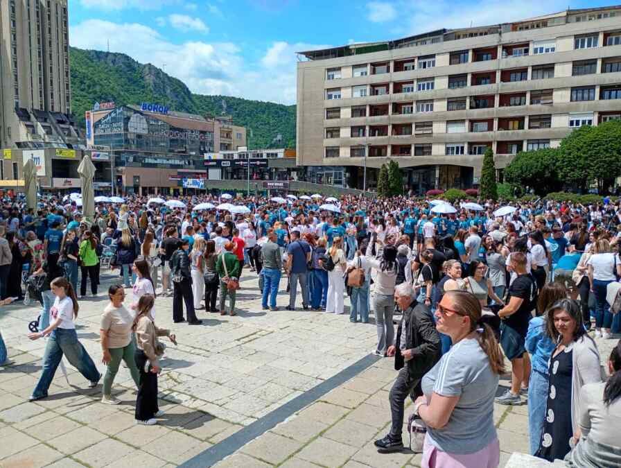 CELO UŽICE DOŠLO DA IH GLEDA, PREDIVNI PRIZORI! Zaplesala 943 maturanta, a onda je nastao haos kad je zasviralo kolce! (FOTO/VIDEO)