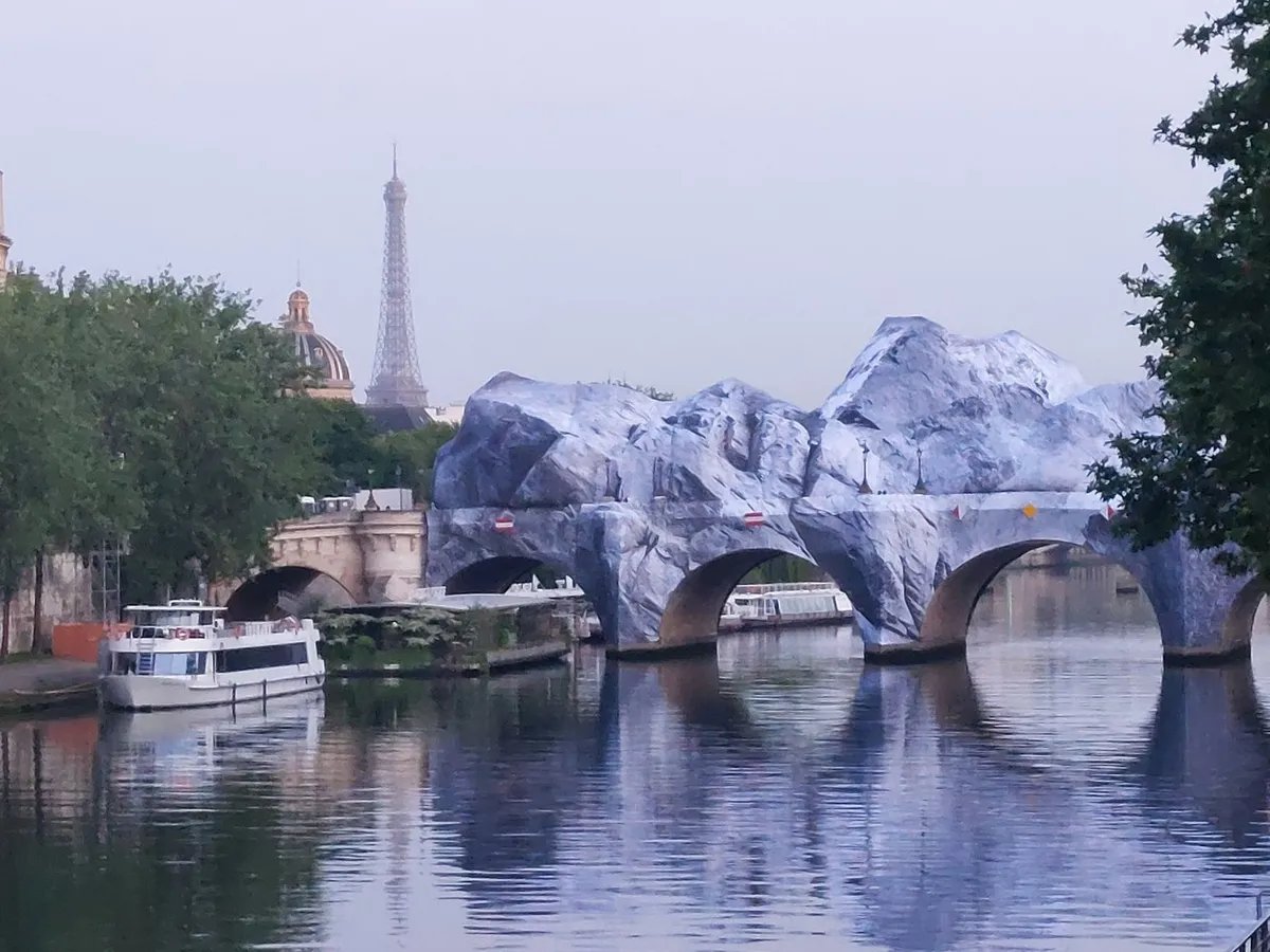 Najstariji pariski most obavijen monumentalnom iluzijom (FOTO)