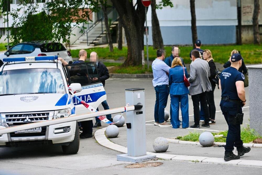 OVDE JE UPUCAN VLASNIK LOKALA NA NOVOM BEOGRADU! Pojavile se prve slike s lica mesta, POLICIJA OPKOLILA SVE (FOTO)