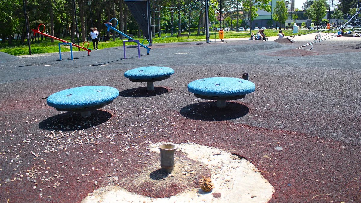 Kreativni veliki park u Kragujevcu zapušten i opasan za mališane