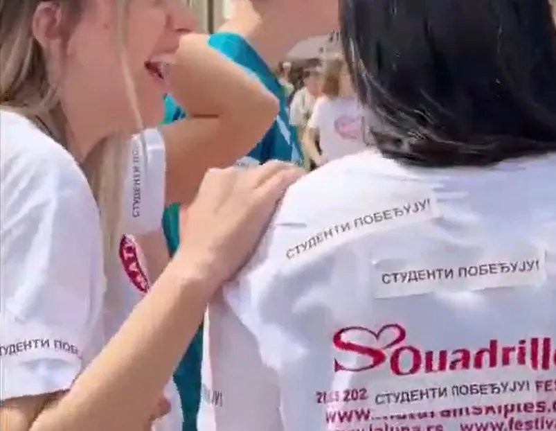 (VIDEO) Užički maturanti plesali oblepljeni nalepnicama "Studenti pobeđuju" dok ih je gledao ceo grad