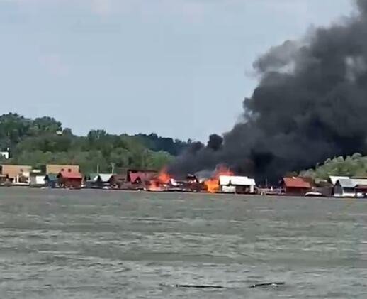 GORE SPLAVOVI NA ADI CIGANLIJI: Na terenu veliki broj vatrogasaca-spasilaca, crni dim prekrio nebo iznad Save (VIDEO)