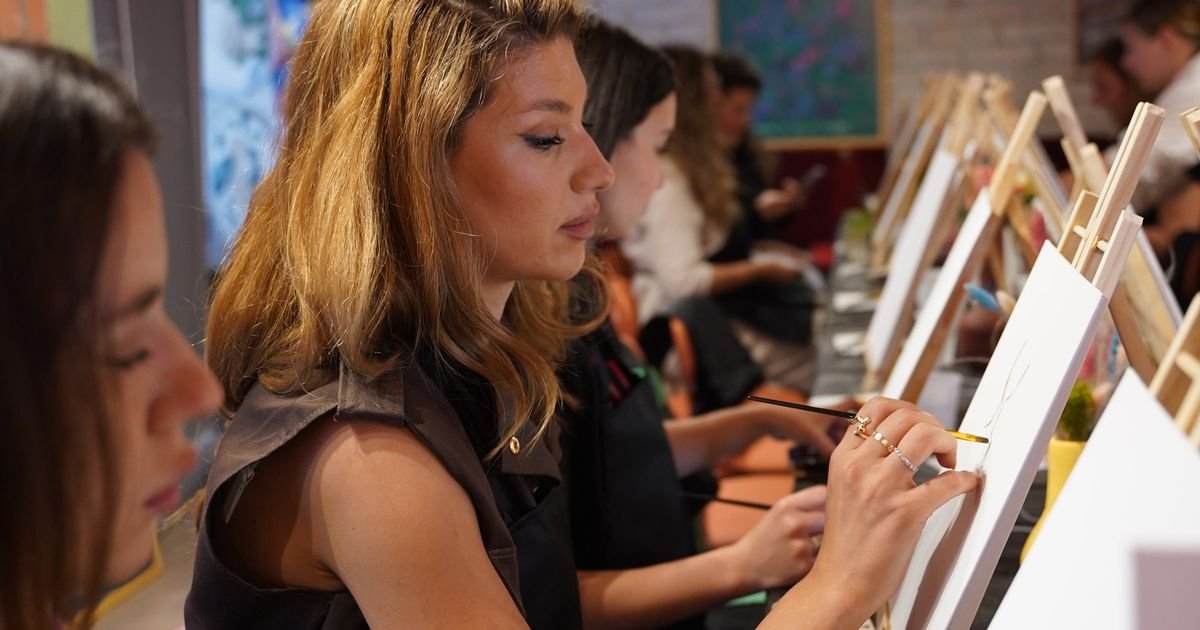 Art terapija za mame: Kako crtanje i boje pomažu ženama da pronađu mir i sebe u haosu majčinstva?