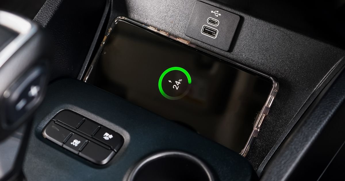 Zašto odmah treba da prestanete sa bežičnim punjenjem telefona u automobilu