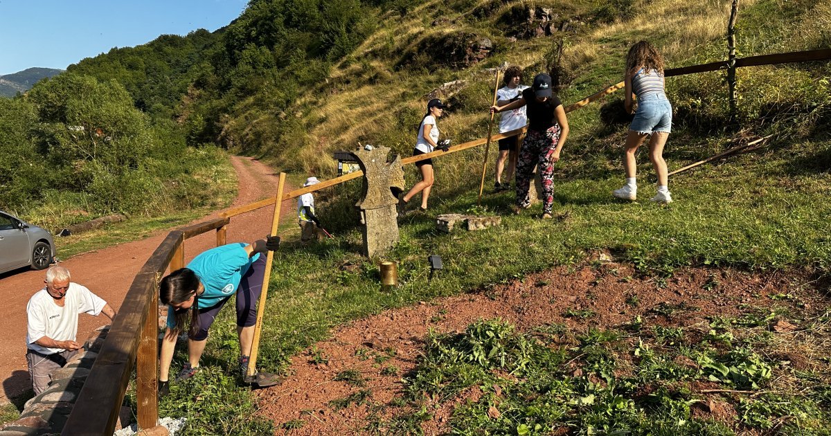 Mistično mesto na granici sa Bugarskom: Nalazi se na 2.000 metara, na vrhu ima uklesan krst i ovu reč (SNIMAK)