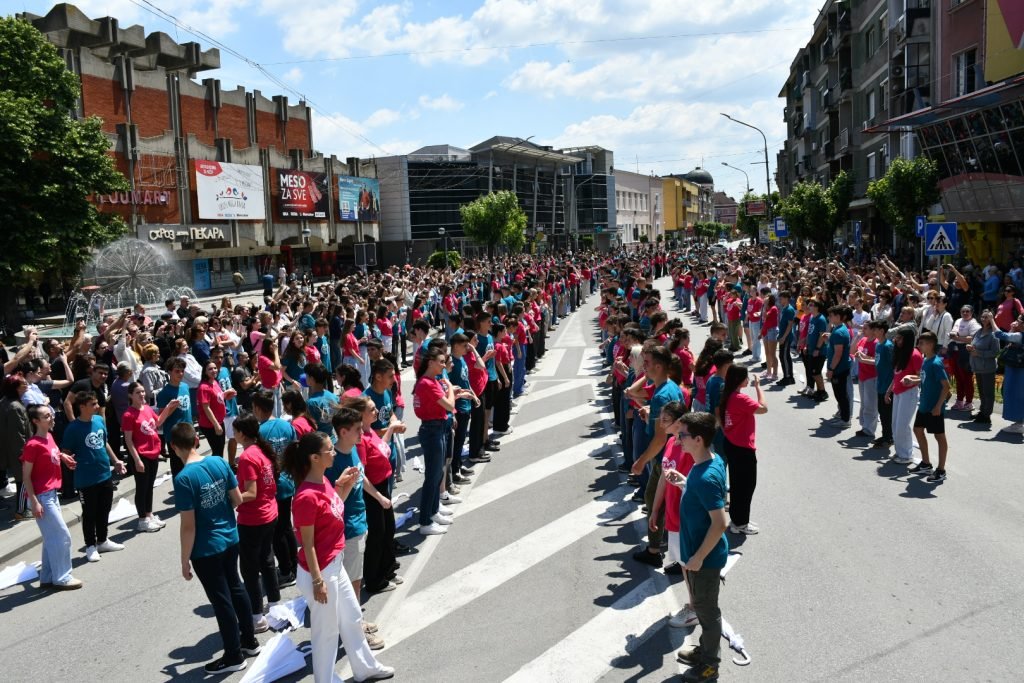 PREKO 600 JAGODINSKIH MATURANATA IZVELO SPEKTAKULARNI PLES U CENTRU GRADA (VIDEO)