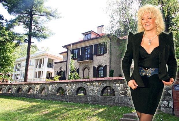 NJENA VILA VREDI 4 MILIONA EVRA! Ova pevačica ima najskuplju kuću na estradi, ćerka joj doktor nauka, sin se školovao u Americi: Zbog ove stvari i danas zaplače