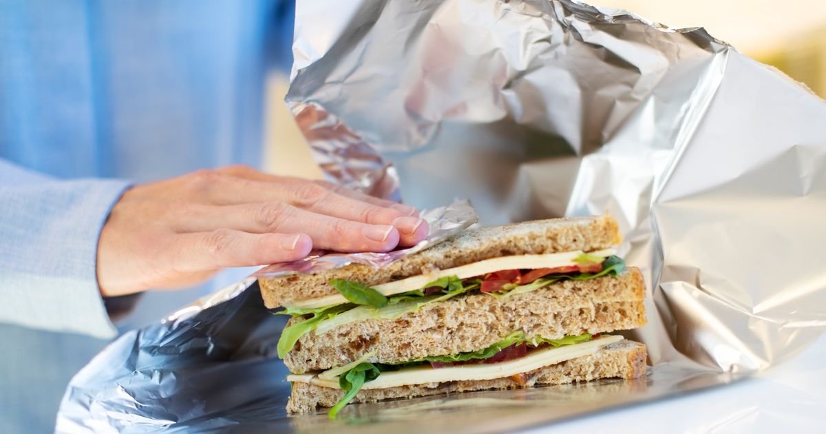 U aluminijumsku foliju nikako ne stavljajte ove namirnice: Može biti opasno, ali postoji odlična zamena